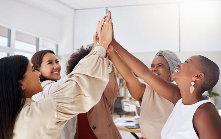 Mulheres na Liderança: O Papel Estratégico do RH no Rompimento do Teto de Vidro